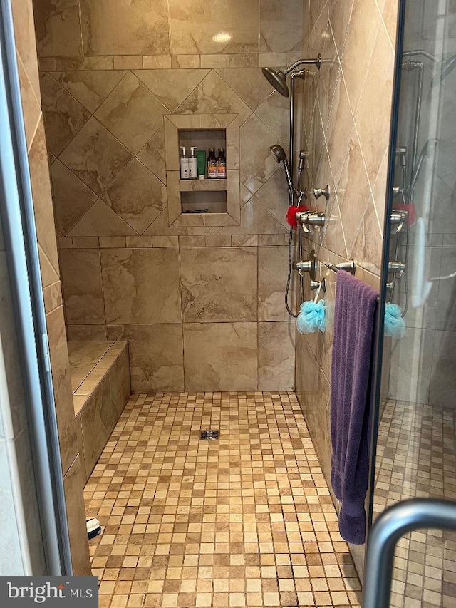 full bathroom featuring tiled shower