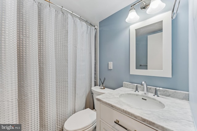 bathroom with a shower with shower curtain, vanity, and toilet