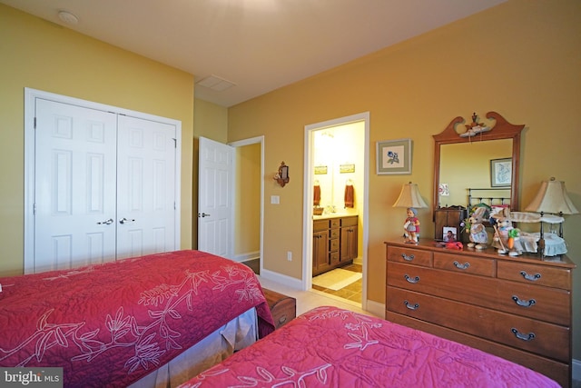 bedroom featuring ensuite bathroom and a closet