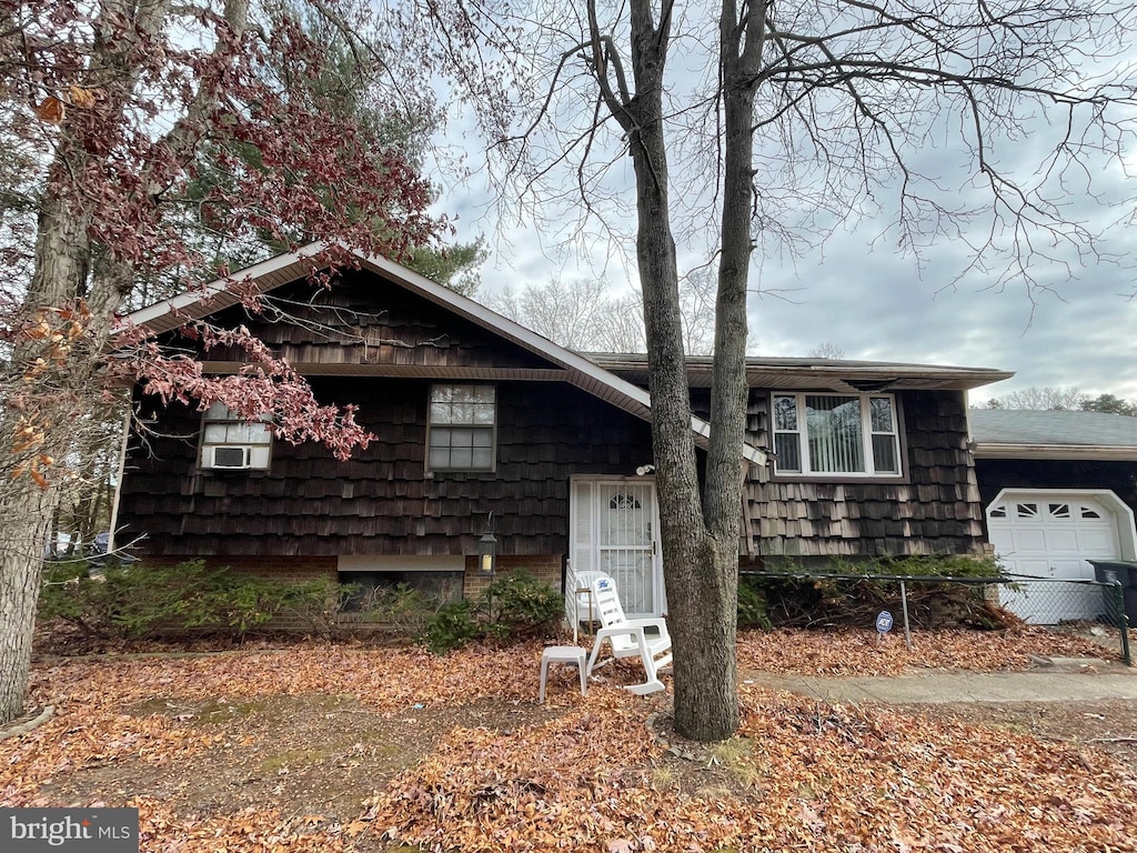 view of front facade featuring a garage