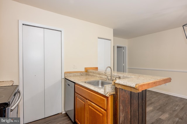 kitchen with a kitchen breakfast bar, sink, dark hardwood / wood-style floors, appliances with stainless steel finishes, and kitchen peninsula