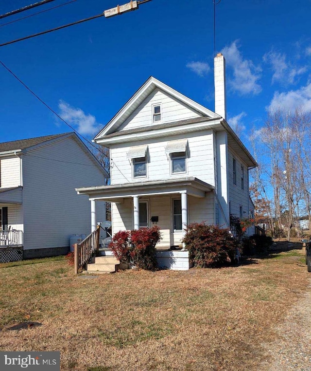 view of front of house featuring a front lawn