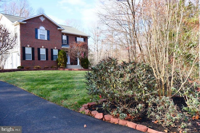 view of front of property featuring a front yard