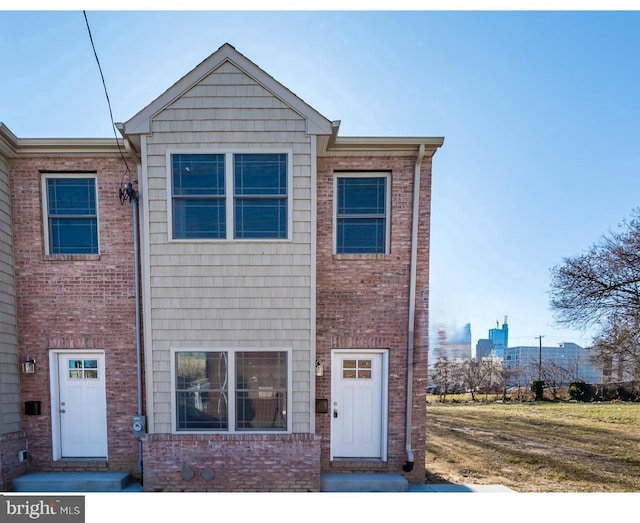 multi unit property featuring a front yard