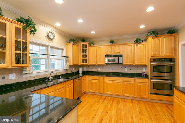 kitchen with sink, crown molding, tasteful backsplash, light hardwood / wood-style flooring, and stainless steel appliances