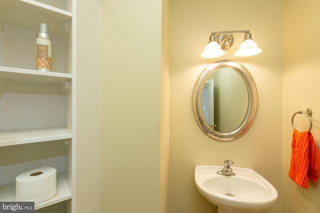 bathroom featuring sink