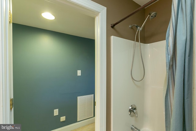 bathroom with shower / bath combo