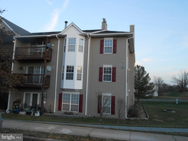 view of front of property featuring a balcony