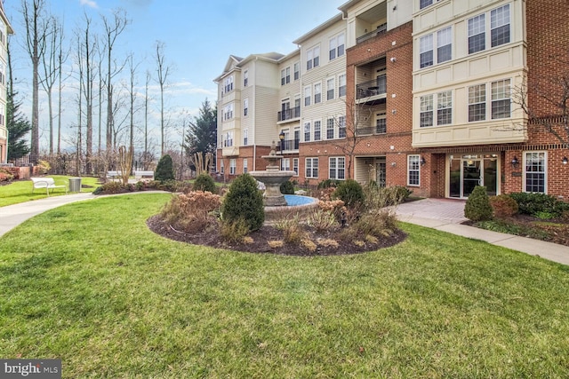 view of home's community featuring a yard