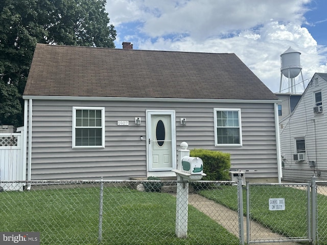 view of front facade featuring a front yard