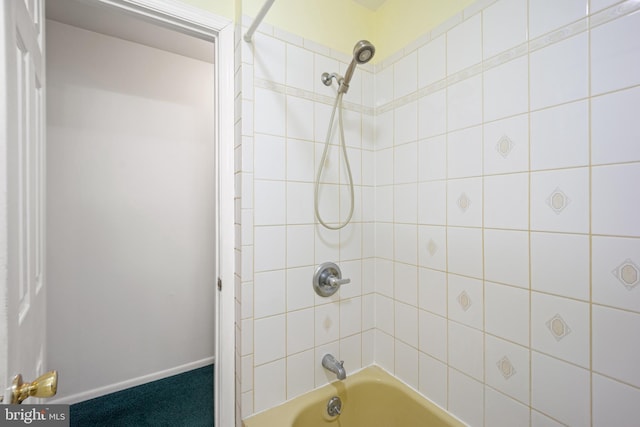 bathroom with tiled shower / bath combo