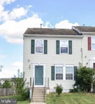 view of front of home featuring a front lawn