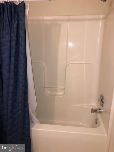 bathroom featuring shower / bath combo