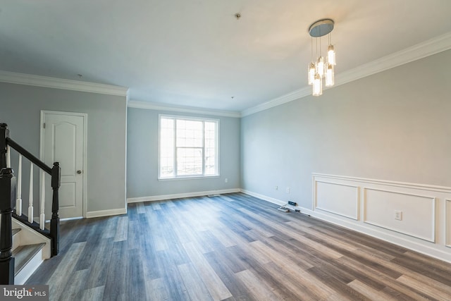 unfurnished room with ornamental molding, dark wood-type flooring, and a chandelier