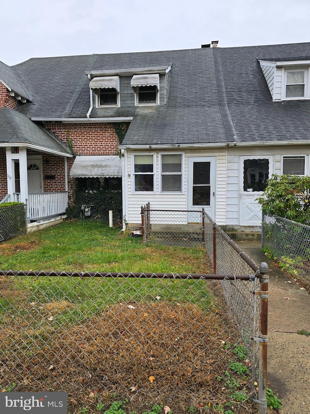 view of front of property with a front lawn