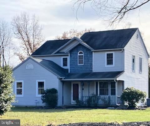 front facade featuring a front lawn and covered porch