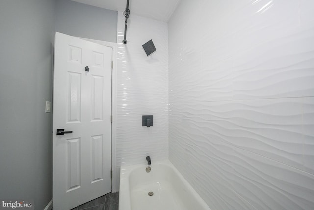 bathroom with tiled shower / bath