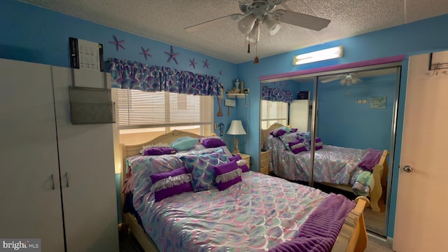 bedroom with ceiling fan, a textured ceiling, and a closet