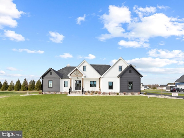 view of front of property featuring a front yard