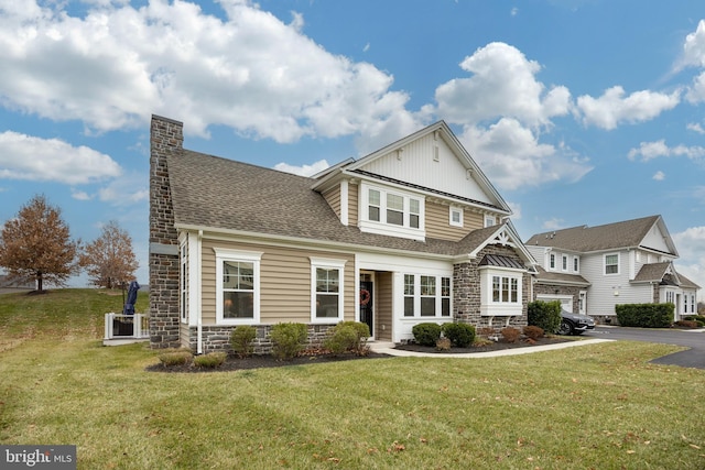 view of front facade featuring a front lawn