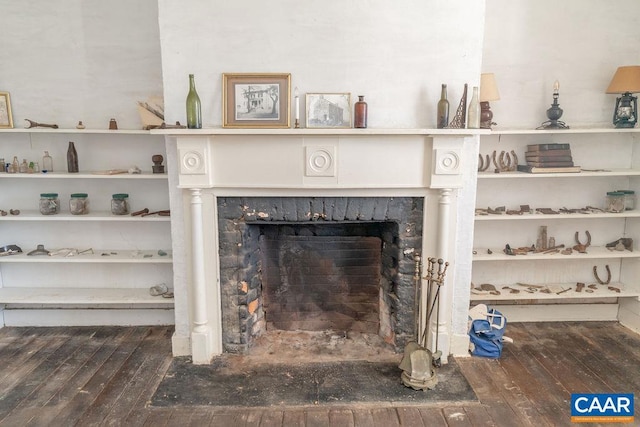 details featuring hardwood / wood-style floors