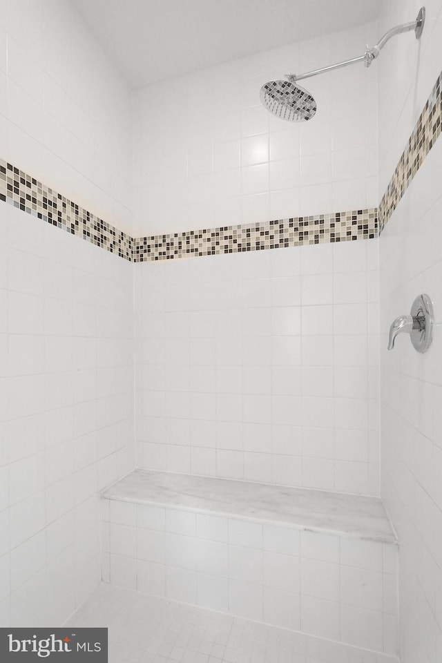 bathroom featuring a tile shower