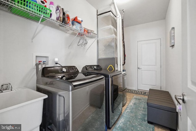 laundry room with sink and washing machine and clothes dryer