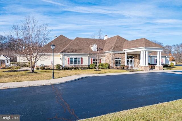 view of front of house featuring a front yard