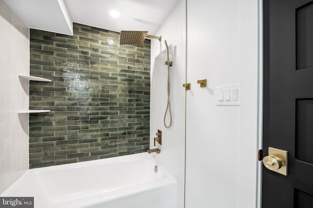 bathroom with tiled shower / bath combo