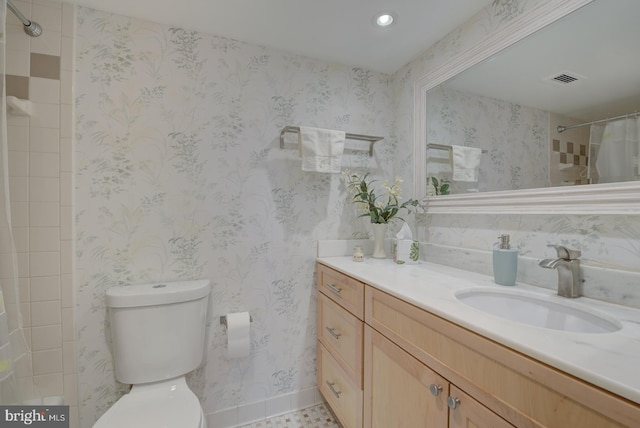 bathroom featuring a shower with curtain, vanity, and toilet