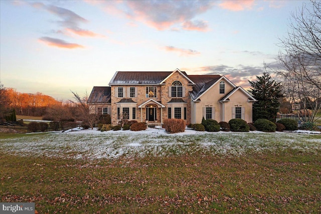 view of front of home featuring a lawn