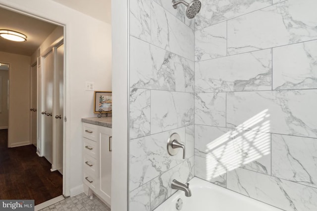 bathroom with vanity and tiled shower / bath