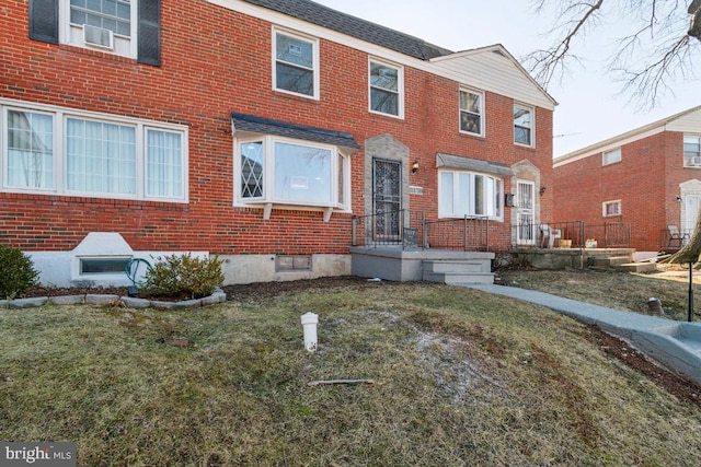 view of front facade featuring a front yard