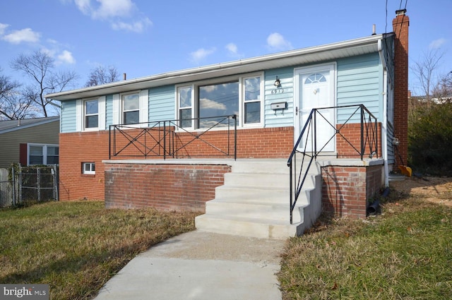 view of front facade featuring a front lawn