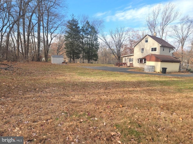 view of yard with a shed