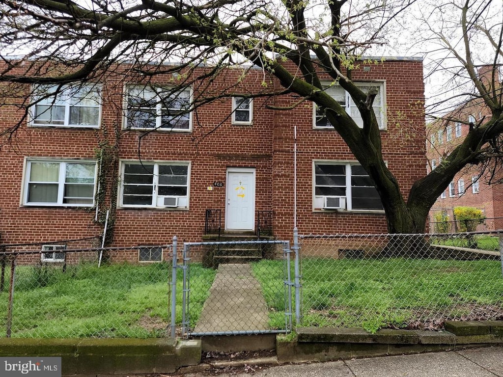 view of front facade featuring a front lawn