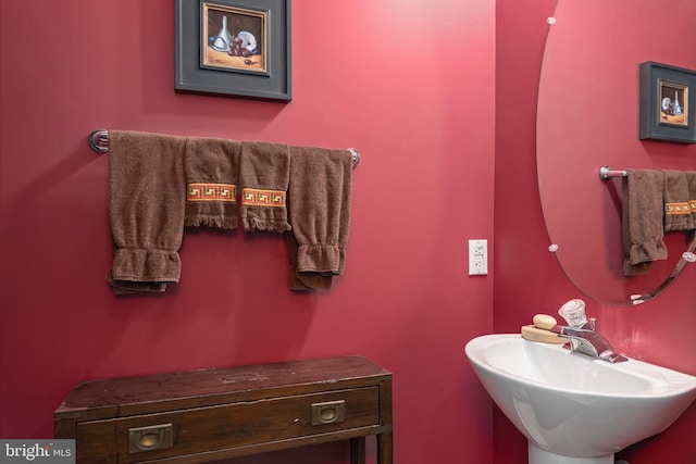 bathroom featuring sink