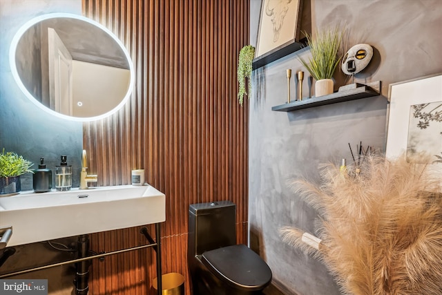 bathroom featuring sink