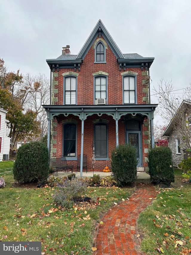 view of front of house featuring a porch and a front lawn