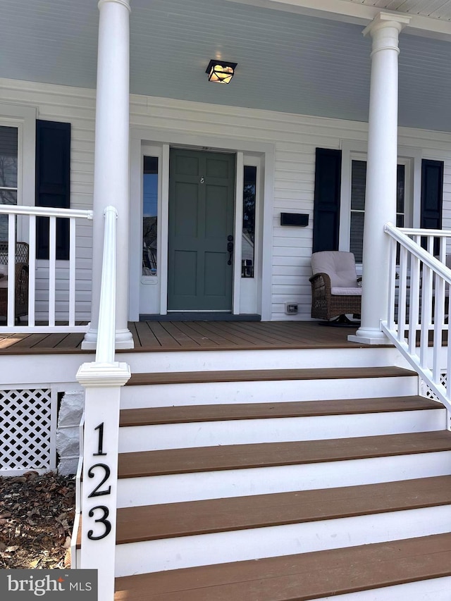 property entrance featuring a porch