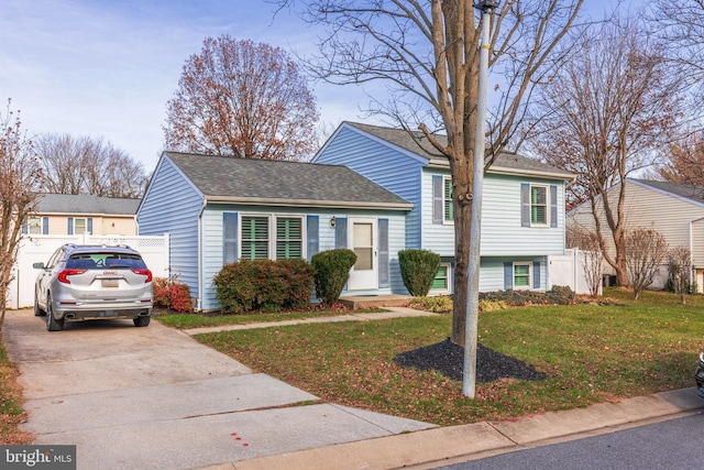 view of front of house featuring a front lawn