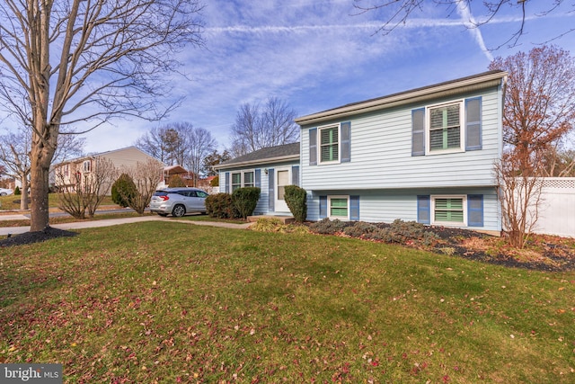 view of front of property featuring a front yard