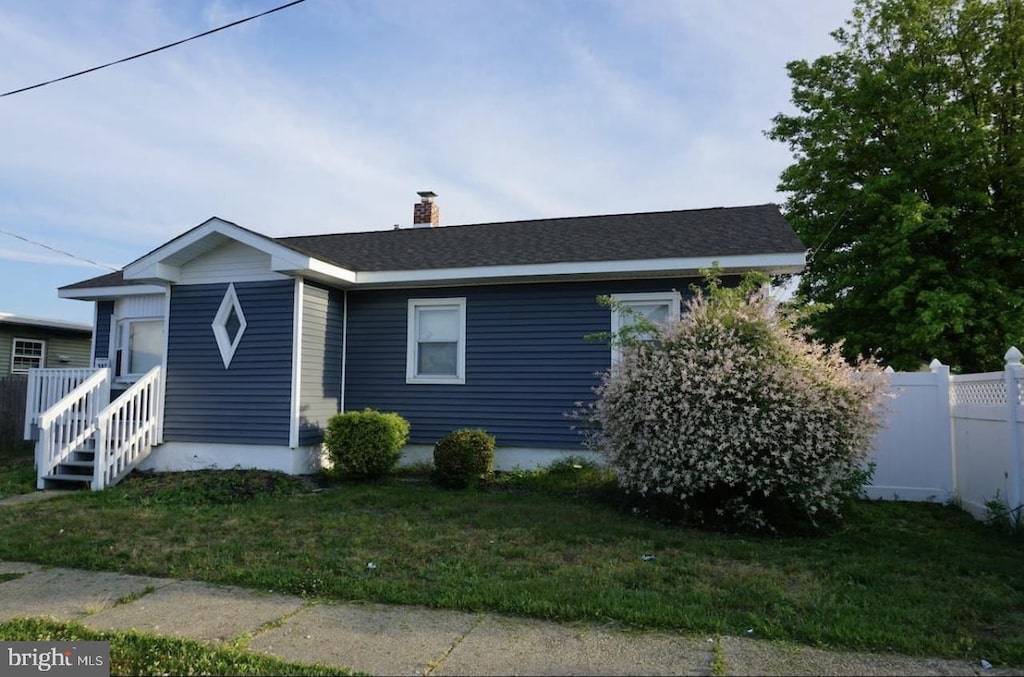 view of front of house with a front lawn