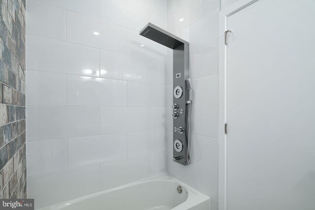 bathroom featuring tiled shower / bath combo