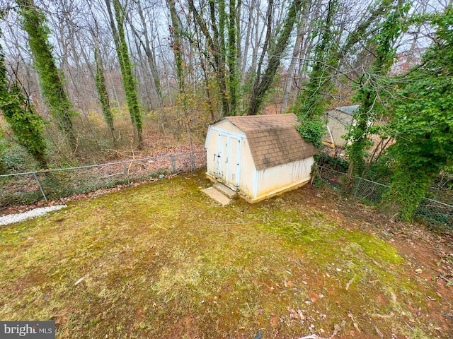 view of yard with a storage unit