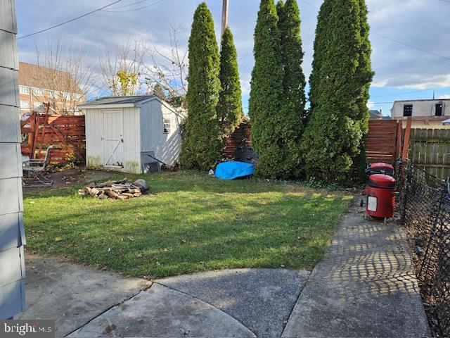 view of yard with a storage unit