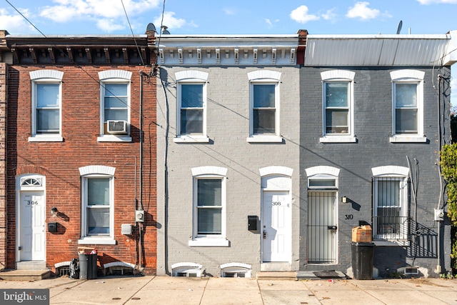 townhome / multi-family property featuring cooling unit