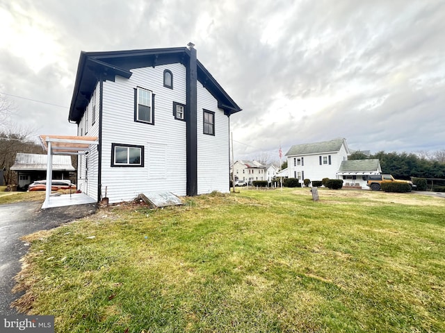 view of side of property featuring a yard