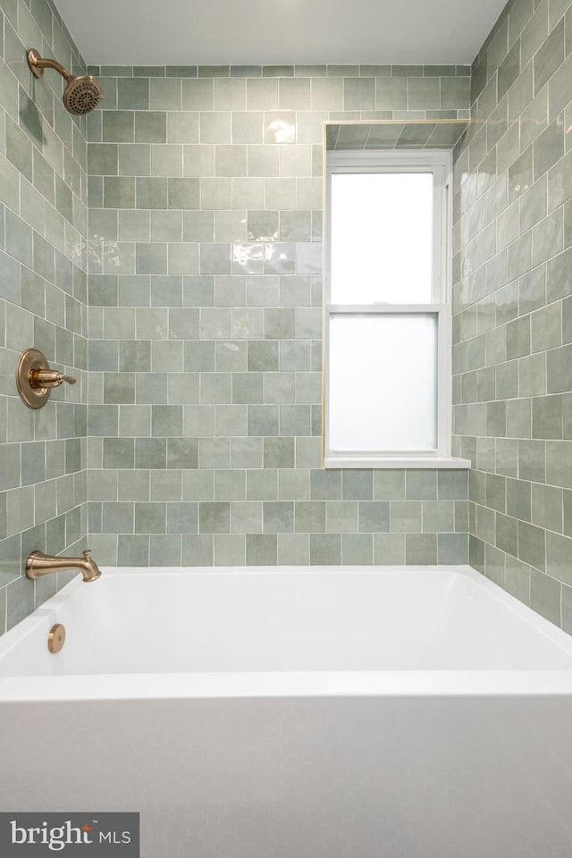 bathroom with tiled shower / bath combo