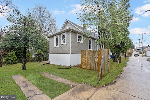 view of side of property featuring a lawn